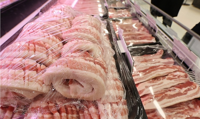 정부의 민생회복 소비쿠폰 지급 이후 돼지고기 가격이 빠르게 오르고 있다. 소비쿠폰 지급으로 수요가 급증하면서 가격 상승에 영향을 준 것으로 보인다. 연합뉴스