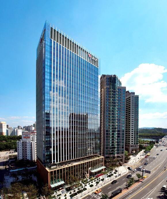 LG유플러스 용산 사옥 전경. LGU+