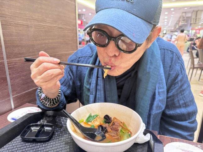 지난 18일 공개된 배우 이연걸이 퇴원 후 식사하는 모습. 이연걸 웨이보