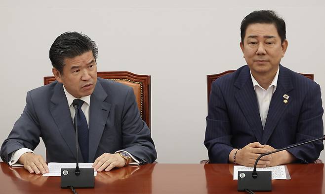 제임스 김 주한미국상공회의소(AMCHAM) 회장이 19일 서울 여의도 국회에서 김병기 더불어민주당 원내대표와 면담을 하기 전 발언을 하고 있다. 뉴시스