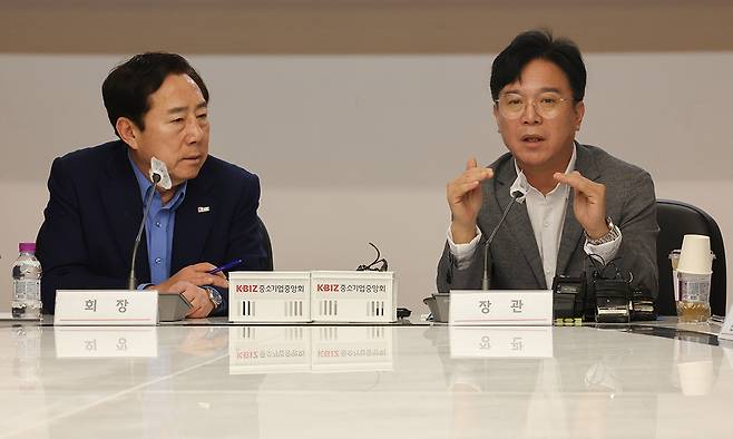 김영훈 고용노동부 장관(오른쪽)이 19일 서울 여의도 중소기업중앙회를 방문해 김기문 중기중앙회장 등 중소기업인들과 간담회를 갖고 '노란 봉투 법'(노동조합법 2·3조 개정안) 등 현안에 대해 얘기하고 있다. 연합뉴스