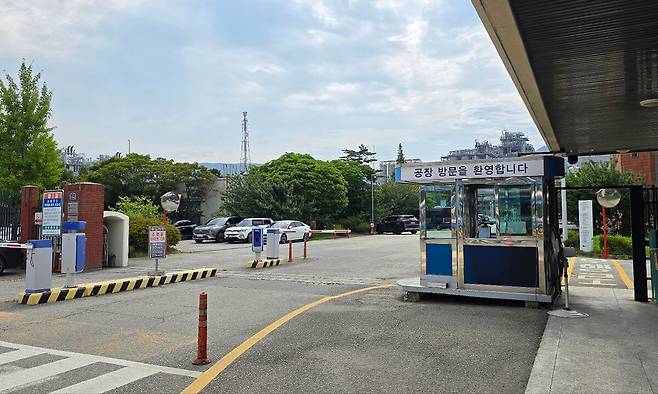 전남 여수 국가산업단지 내 여천NCC 여수 3공장 정문. 지난 18일 오전 1시간여 동안 정문앞에서 지켜봤지만 승용차 3∼5대만 오갈 뿐 활력 있는 모습은 찾아볼 수 없었다. 출퇴근 차량으로 빼곡히 주차돼 있어야 할 공장 앞 주차장이나 인근 산단도로 역시 한산했다.