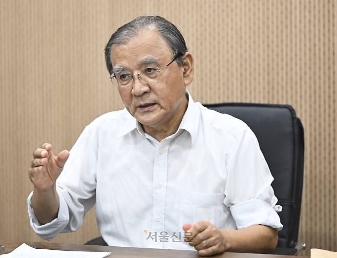 김대환 전 노동부장관은 “노무현 정부 때도 노조의 불법파업에 대한 배상책임을 제한할지 여부에 대한 논의가 있었지만 노 전 대통령은 노사대등의 원칙에 위배된다며 반대 입장을 분명히 했다”고 말했다.  이지훈 기자