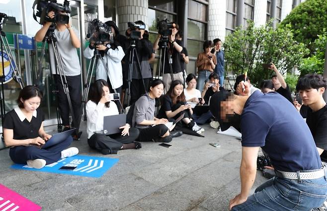 ‘의대생 교제살인’ 재연하는 유족 - 지난해 서울 강남역 의대생 살인 사건 피해자의 아버지가 20일 서울 서초경찰서에서 사체손괴 혐의로 가해자 최모씨를 고소한 뒤 취재진 앞에서 자신의 목과 얼굴에 사인펜으로 딸의 상흔을 표시하며 살해 과정을 직접 재연하고 있다. 2025.6.20 연합뉴스