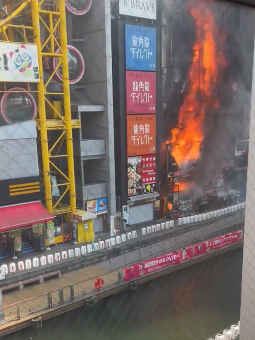 18일 오전 9시 50분쯤 오사카 번화가 도톤보리에 있는 건물에서 화재가 발생했다. 엑스(X) 캡처