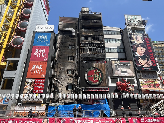 18일 오전 9시 50분쯤 오사카 번화가 도톤보리에 있는 건물에서 화재가 발생했다. 사진은 불에 타버린 건물 모습. 엑스(X) 캡처