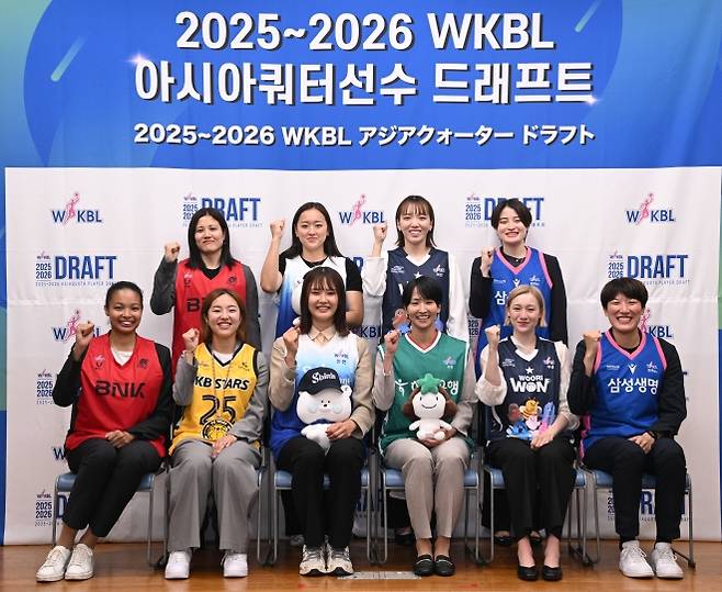 여자프로농구 아시아쿼터 선수들이 지난 6월 6일 일본 도쿄에서 열린 2025~26 드래프트를 마치고 새 시즌 각오를 다지고 있다. WKBL 제공