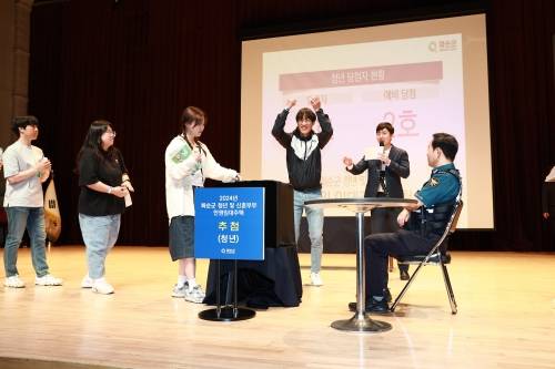 전남 화순군  ‘청년 및 신혼부부 만원 임대주택’ 입주자 추첨 장면. 화순군 제공