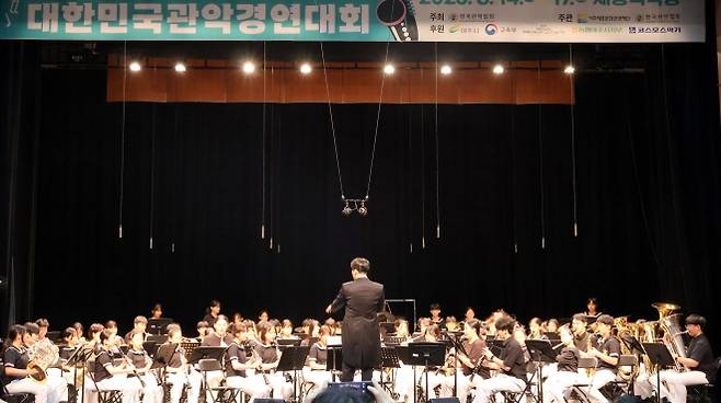 서울 서대문구 주니어 윈드 오케스트라가 대한민국 관악경연대회 무대에서 연주하고 있다.   서대문구 제공
