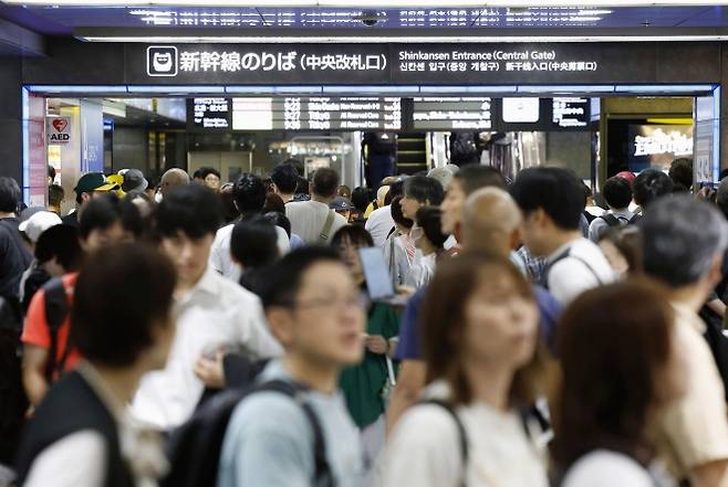 승객으로 붐비는 일본 후쿠오카현 후쿠오카시 하카타역. 2025.8.11 후쿠오카 교도통신·AP 연합뉴스