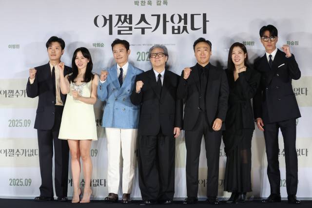 19일 서울 용산구 CGV 용산아이파크몰에서 열린 영화 '어쩔수가없다' 제작보고회에서 감독과 배우들이 포즈를 취하고 있다. 박희순(왼쪽부터), 손예진, 이병헌, 박찬욱 감독, 이성민, 염혜란, 차승원