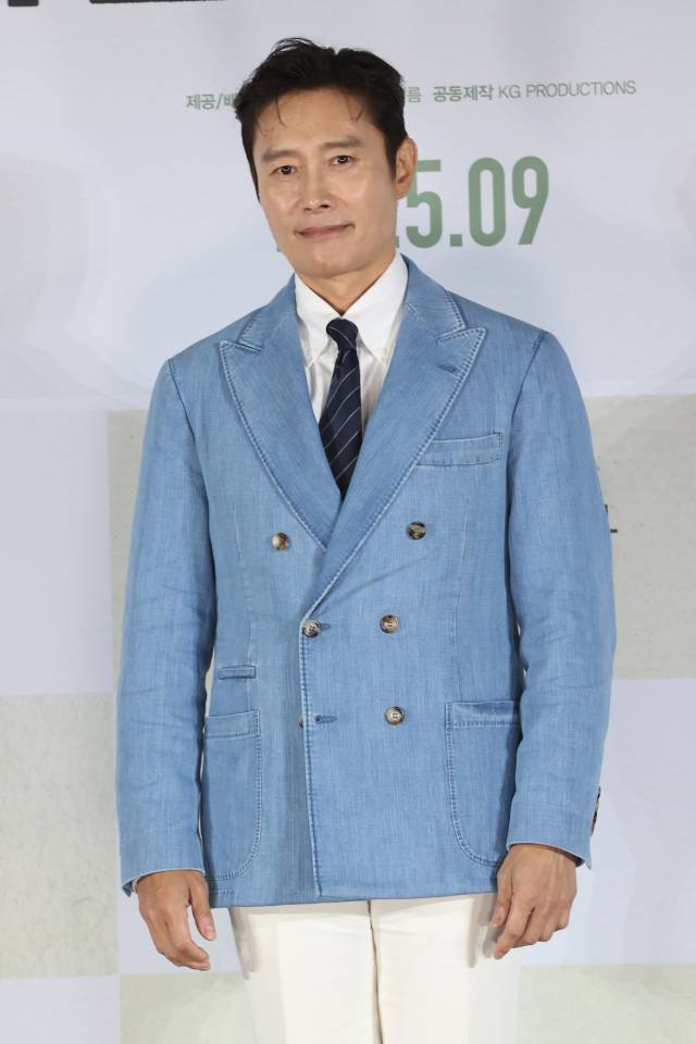 배우 이병헌이 19일 서울 용산구 CGV 용산아이파크몰에서 열린 영화 '어쩔수가없다' 제작보고회에서 포즈를 취하고 있다. 연합뉴스