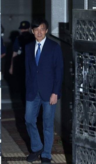 8월 15일 0시 2분 조국 전 조국혁신당 대표가 광복절 특사로 서울 구로구 남부교도소에서 나오고 있다. 뉴시스