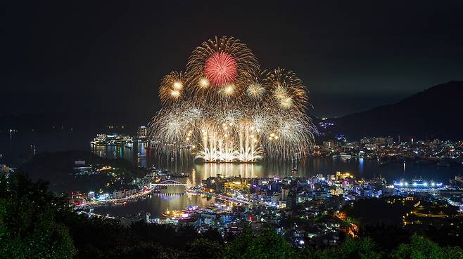 통영한산대첩축제에서 진행된 2025 투나잇 통영 불꽃쇼 ⓒ통영시