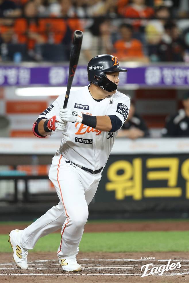 한화 장규현이 지난 6월 5일 대전 KT전에서 안타를 때린 뒤 타구를 바라보고 있다. 장규현은 올해 1군에서는 1경기 출전에 그쳤지만, 퓨처스리그(2군)에선 71경기에 나서 타율 0.386, 장타율 0.538, 출루율 0.488 등의 성적을 올렸다. 타격 3개 부문에서 북부리그 1위를 달리고 있다. 사진제공｜한화 이글스