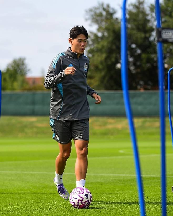 뉴캐슬 신입생 박승수는 U-21 소속이면서도 에디 하우 감독의 전폭적 신뢰 속에 1군 선수단에도 이름을 올려놓은 상태다. 출전할 때마다 번뜩인 그는 머지않아 EPL 무대에도 모습을 드러낼 전망이다. 사진출처｜뉴캐슬 유나이티드 페이스북