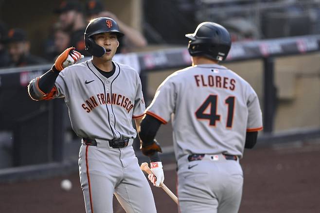 샌프란시스코 이정후(왼쪽)는 19일(한국시간) 펫코파크에서 열린 ‘2025 MLB’ 샌디에이고전에서 6번타자 중견수로 선발출전해 4타수 1안타를 기록했다. 그는 8월 뜨거운 타격감을 이어가고 있다. 샌디에이고(미 캘리포니아주) ｜AP뉴시스