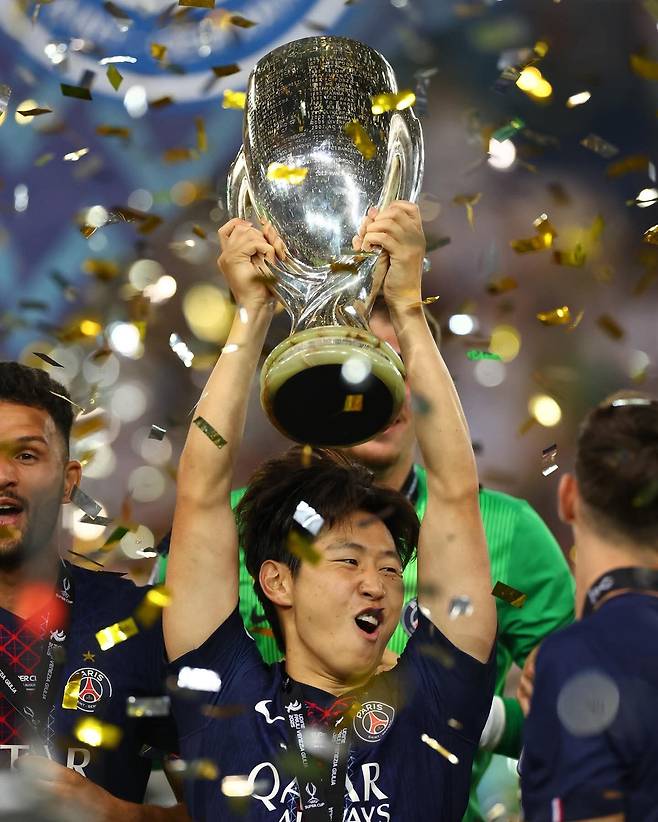 PSG 이강인이 14일(한국시간) 이탈리아 우디네에서 열린 UEFA 슈퍼컵에서 토트넘을 승부차기로 꺾고 우승한 뒤 트로피를 들고 환호하고 있다. PSG는 ‘잔류’에 무게를 싣지만 이강인은 아스널 임대 가능성이 제기됐다. 사진출처｜PSG 페이스북