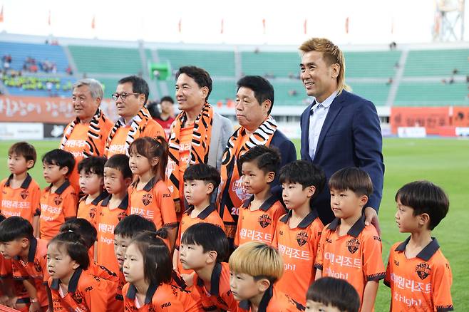 김병지 강원FC 대표이사가 2023년 7월 7일 강릉종합운동장에서 김진태 강원 도지사(가운데) 등과 함께 기념 촬영을 하고 있다. 프로축구연맹 제공