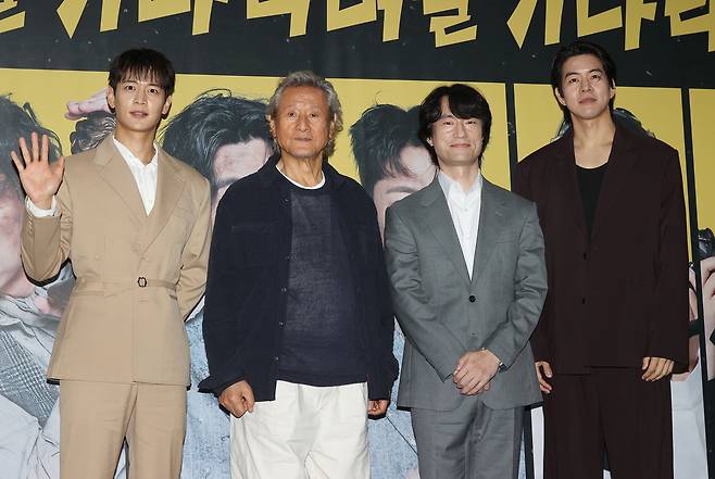 19일 서울 종로구 예스24스테이지에서 열린 연극 ‘고도를 기다리며를 기다리며’ 기자 간담회에서 배우 최민호(왼쪽부터), 박근형, 김병철, 이상윤이 포즈를 취하고 있다. 연합뉴스
