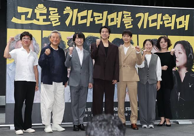 19일 서울 종로구 예스24스테이지에서 열린 연극 ‘고도를 기다리며를 기다리며’ 기자 간담회에서 오경택 연출(왼쪽부터), 배우 박근형, 김병철, 이상윤, 최민호, 김가영, 신혜옥이 포즈를 취하고 있다. 연합뉴스