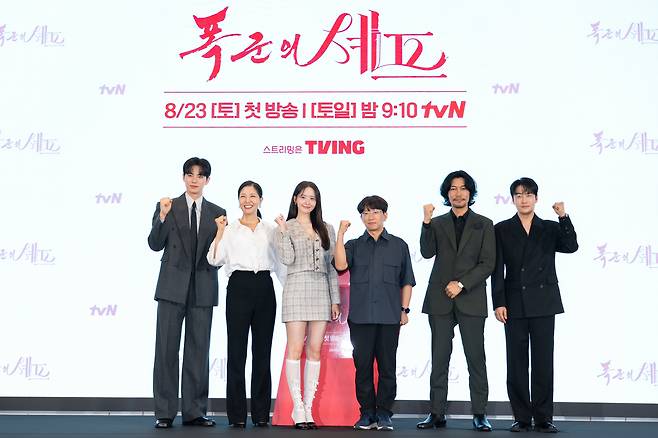 배우 이채민(왼쪽부터), 서이숙, 임윤아, 장태유 감독, 최귀화, 오의식이 19일 오후 서울 신도림 디큐브시티 더 세인트 웨딩홀에서 열린 tvN 새 주말극 ‘폭군의 셰프’ 제작발표회에 참석해 포즈를 취하고 있다. 사진 tvN
