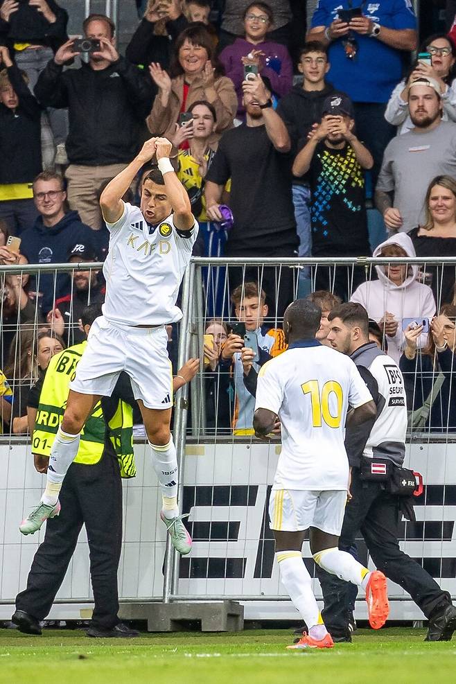 ▲ 호날두는 알 나스르에서 선수 이상의 힘을 가지고 있다. 최근 2027년까지 계약을 연장하면서 클럽의 지분 15%를 넘겨받은 것으로 알려졌다. 그러면서 구단 운영에 관여할 자격을 얻어 선수 겸 단장이라는 무소불위의 권력을 휘두를 수 있게 됐다는 분석이 따른다. ⓒ 연합뉴스/AFP