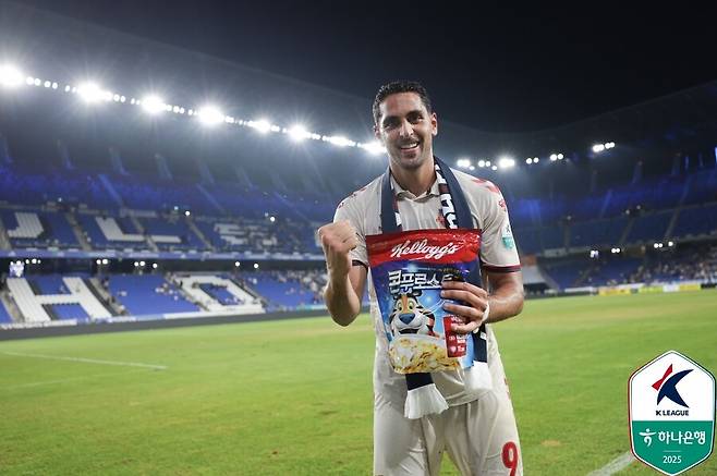 ▲ In the summer, Suwon FC's baked in five consecutive goals, scoring 12 goals with 12 goals. Under the guidance of Kim Eun -jung, he is contributing to the rise of Suwon FC by looking for a bitter score pace. Ⓒ Korea Professional Football Federation