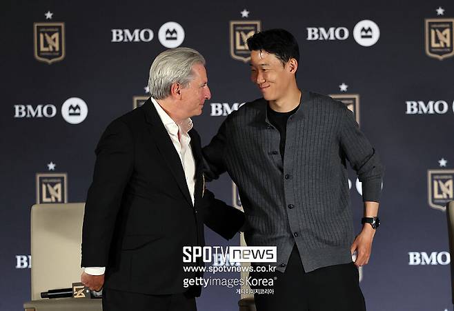 ▲ LAFC 입단 후 첫 선발 경기에서 맹활약을 펼친 손흥민은 MLS 사무국이 선정한 '이주의 팀'에 선정돼 존재감을 뽐냈다. 여기에서 '축구의 신' 리오넬 메시(38, 인터 마이애미)와 함께 이주의 팀에 선정됐다는 점이 가장 눈길을 끌었다.