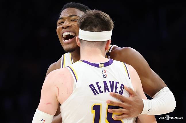 루이 하치무라가 오스틴 리브스와 포옹하고 있다. /AFPBBNews=뉴스1