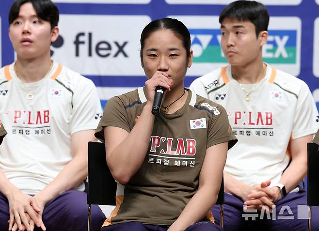배드민턴 여제 안세영이 18일 오후 충북 진천군 국가대표선수촌에서 열린 대한민국 배드민턴 국가대표 선수단 미디어데이에서 세계선수권 대회 출전 소감을 말하고 있다. /사진=뉴시스
