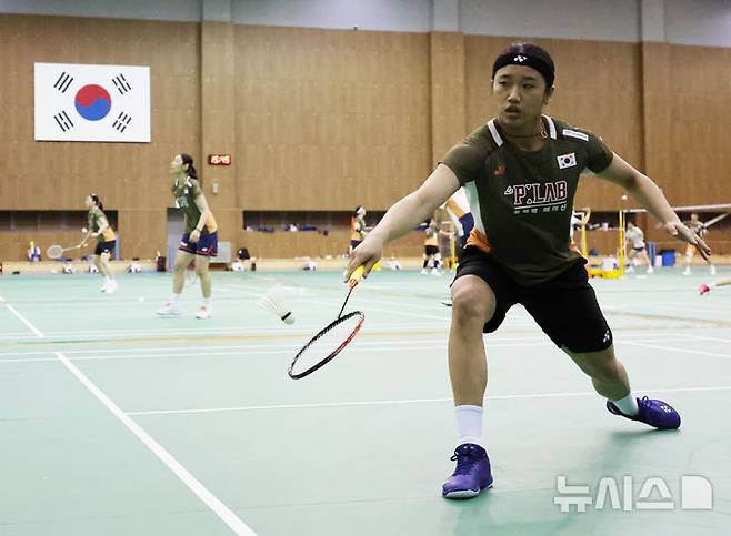 여자 배드민턴 세계랭킹 1위 안세영이 18일 오후 충북 진천군 국가대표선수촌에서 훈련을 하고 있다. /사진=뉴시스