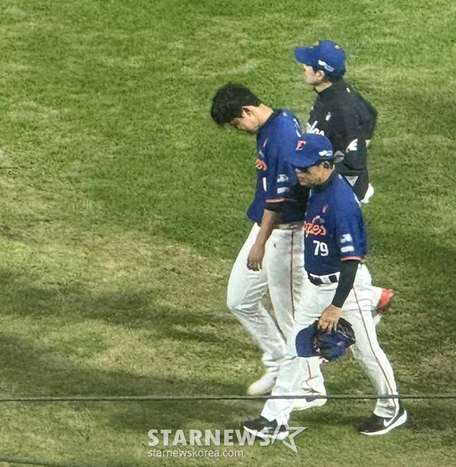 한화 문동주가 16일 창원 NC전 4회말 2사 최정원의 타구에 맞아 마운드를 내려가고 있다. /사진=양정웅 기자