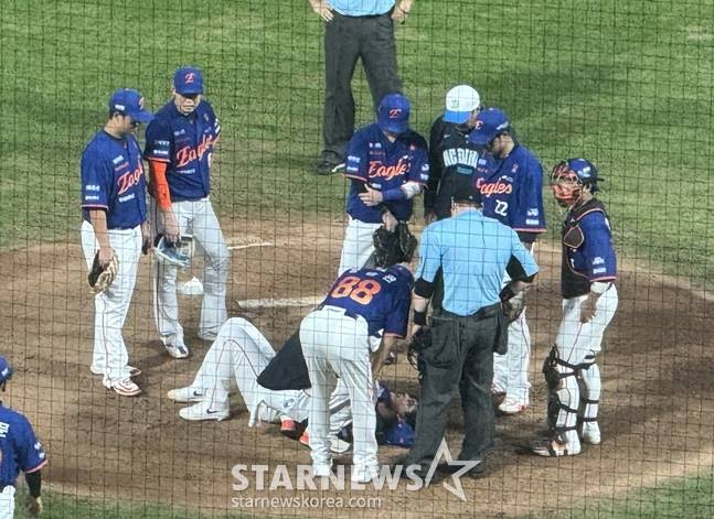 한화 문동주가 16일 창원 NC전에서 4회말 2사 최정원의 타구에 맞고 오른 팔뚝을 맞고 쓰러졌다. /사진=양정웅 기자