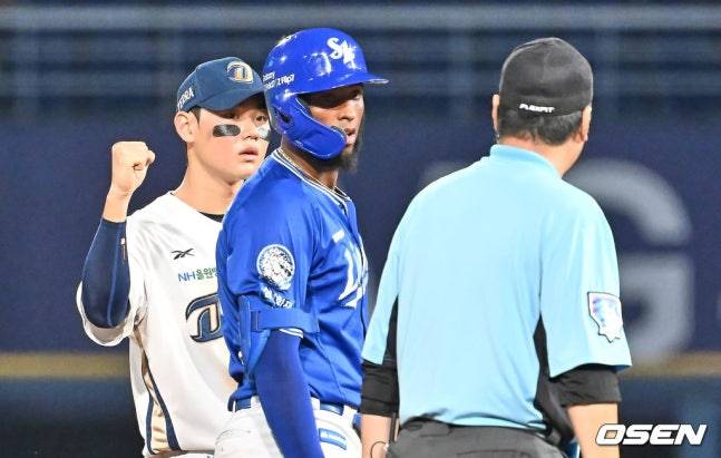 삼성 디아즈(가운데)가 19일 창원 NC전에서 6회초 최원준의 포구가 인정되지 않으면서 2루타로 살아나갔다.