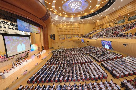 8월 15일 서울 이케다기념강당에서 열린 국제창가학회(SGI) 결성 50주년 기념 대회에서 하라다 미노루 창가학회 회장이 인사하고 있다. 한국SGI 제공