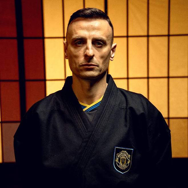 일본 매체 '사커 크리티크 웹'이 19일 맨체스터 유나이티드의 세 번째 유니폼 발표 영상에 일본풍이 가미돼 눈길을 끈다고 보도했다.&nbsp;  맨유는 지난 12일 구단 채널을 통해 디미타르 베르바토프와 현재 맨유 선수단이 참여한 써드킷 홍보 영상을 공개했다. 이 영상에서 맨유의 검은색 써드킷이 공식 발표됐다.&nbsp;맨유