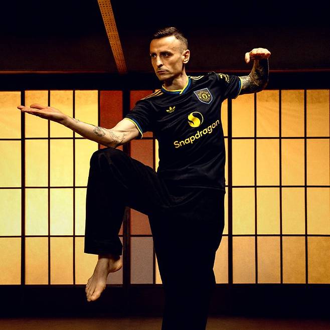 일본 매체 '사커 크리티크 웹'이 19일 맨체스터 유나이티드의 세 번째 유니폼 발표 영상에 일본풍이 가미돼 눈길을 끈다고 보도했다.&nbsp;  맨유는 지난 12일 구단 채널을 통해 디미타르 베르바토프와 현재 맨유 선수단이 참여한 써드킷 홍보 영상을 공개했다. 이 영상에서 맨유의 검은색 써드킷이 공식 발표됐다.&nbsp;맨유