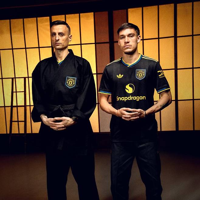 일본 매체 '사커 크리티크 웹'이 19일 맨체스터 유나이티드의 세 번째 유니폼 발표 영상에 일본풍이 가미돼 눈길을 끈다고 보도했다.&nbsp;  맨유는 지난 12일 구단 채널을 통해 디미타르 베르바토프와 현재 맨유 선수단이 참여한 써드킷 홍보 영상을 공개했다. 이 영상에서 맨유의 검은색 써드킷이 공식 발표됐다.&nbsp;맨유