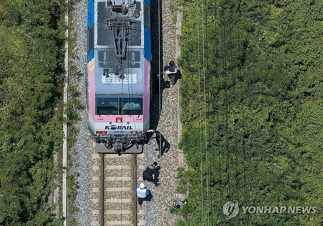 선로 작업자 사망사고…무궁화호 열차 조사 (청도=연합뉴스) 윤관식 기자 = 무궁화호 열차가 선로 인근에서 작업 중이던 근로자 7명을 치는 사고가 발생한 19일 경북 청도군 화양읍 삼신리 청도소싸움 경기장 인근 경부선 철로에서 경찰과 소방, 코레일 등 관계자들이 사고가 난 무궁화호 열차를 조사 하고 있다. 2025.8.19 psik@yna.co.kr