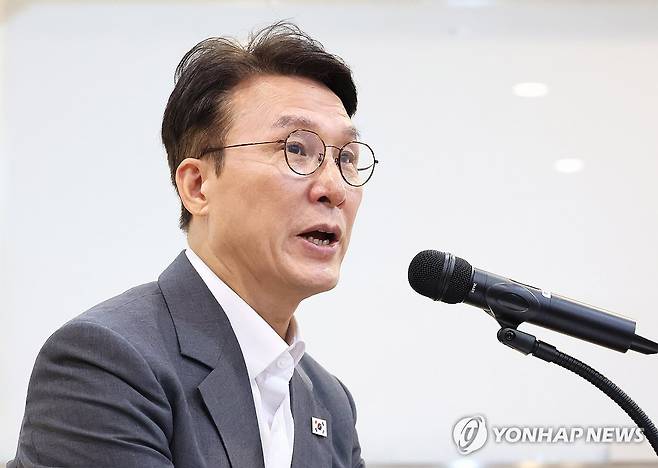취재진 질문에 답하는 김민석 총리 (서울=연합뉴스) 이정훈 기자 = 김민석 국무총리가 19일 서울 종로구 정부서울청사 별관에서 열린 출입기자단 간담회에서 질문에 답하고 있다. 2025.8.19 uwg806@yna.co.kr