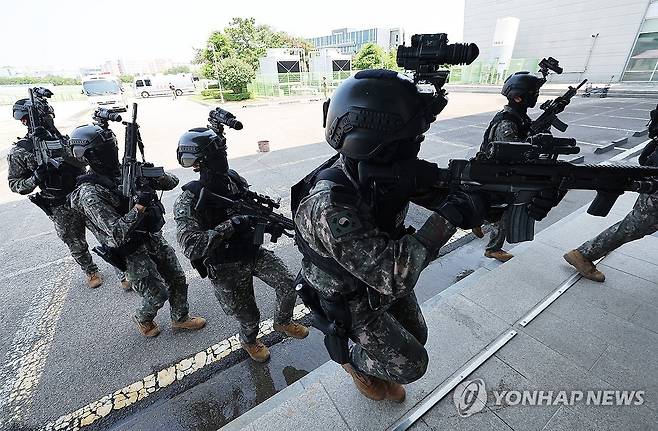 훈련은 실전처럼 (수원=연합뉴스) 홍기원 기자 = 18일 경기도 수원시 한 국가중요시설에서 화랑훈련의 일환으로 열린 테러대응훈련에서 육군 제51보병사단 군사경찰특임대가 적을 수색하고 있다. 
    지역방위 임무를 수행하는 장병들의 대테러 작전수행 능력을 강화하고 유사시 민ㆍ관ㆍ군ㆍ경ㆍ소방의 신속한 통합 대응 능력 숙달을 위해 진행된 이번 훈련에는 육군 제51보병사단 비봉여단 및 군사경찰특임대, 공군 제10전투비행단 폭발물처리반, 군견 1개 팀, 수원서부경찰서, 수원남부소방서 등 70여 명이 참여했다. 2025.6.18 xanadu@yna.co.kr
