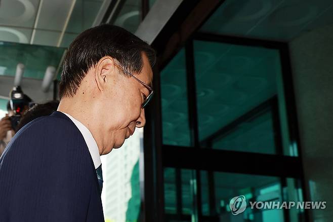 한덕수 전 총리 내란특검 출석 (서울=연합뉴스) 신현우 기자 = 12·3 비상계엄 사태에 가담·방조한 혐의를 받는 한덕수 전 국무총리가 19일 서울 서초구 서울고검에 마련된 조은석 내란특별검사팀에 출석하고 있다.
    한 전 총리는 지난달 2일 특검에 출석해 조사받은 바 있다. 2025.8.19 nowwego@yna.co.kr