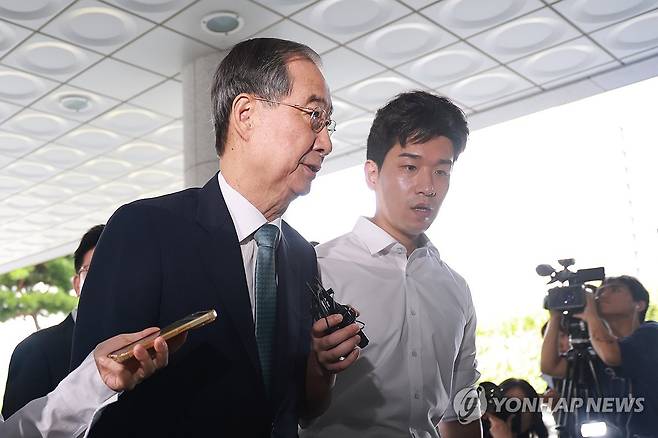 한덕수 전 국무총리 내란특검 출석 (서울=연합뉴스) 신현우 기자 = 12·3 비상계엄 사태에 가담·방조한 혐의를 받는 한덕수 전 국무총리가 19일 서울 서초구 서울고검에 마련된 조은석 내란특별검사팀에 출석하고 있다.
    한 전 총리는 지난달 2일 특검에 출석해 조사받은 바 있다. 2025.8.19 nowwego@yna.co.kr