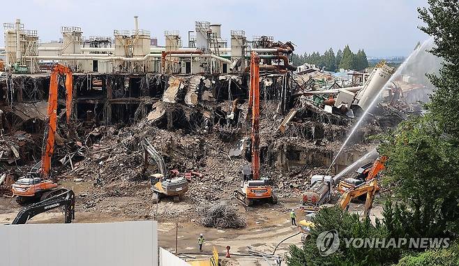 금호타이어 광주공장 정련동 해체 (광주=연합뉴스) 조남수 기자 = 지난 18일 광주 광산구 금호타이어 광주공장에서 불탄 정련동 해체 작업이 펼쳐지고 있다. 2025.8.18 iso64@yna.co.kr