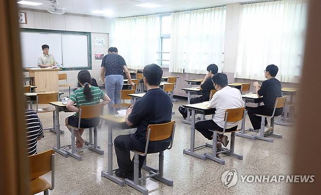 국가공무원 7급 시험 실시 (서울=연합뉴스) 19일 국가공무원 7급 공개경쟁채용 제1차 시험이 열린 서울 강남구 수도전기공업고등학교에서 수험생들이 시험 시작을 기다리고 있다. 2025.7.19 
    [인사혁신처 제공. 재판매 및 DB 금지] hkmpooh@yna.co.kr
