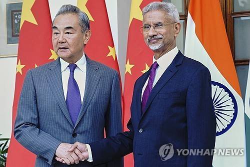 왕이 중국 외교부장(사진 왼쪽)과 자이샨카르 인도 외교부 장관 [인도 외교부 제공. 재판매 및 DB 금지]