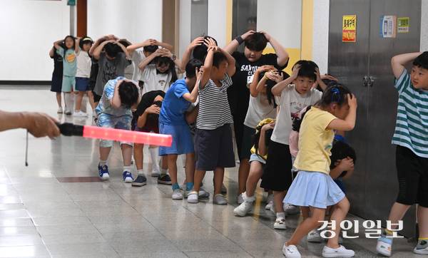 을지연습과 연계해 공습 대비 민방위 대피훈련이 실시된 20일 오후 수원시 영통구 효동초등학교에서 학생들이 통제에 따라 대피 훈련을 하고 있다. 2025.8.20 /최은성기자 ces7198@kyeongin.com