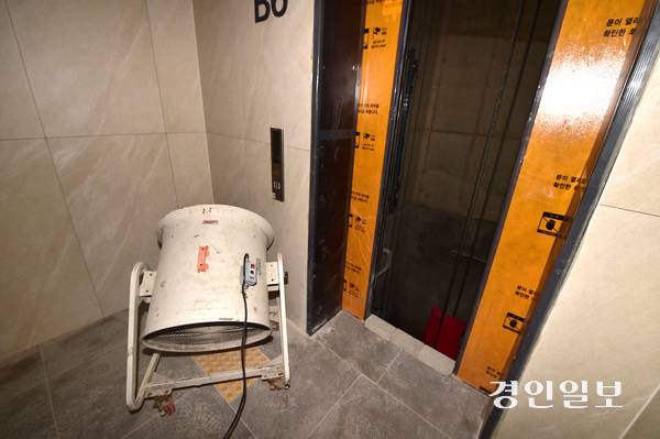 20일 오후 인천 청라국제도시의 한 신축 아파트 지하주차장에서 운행을 멈춘 엘리베이터에 대형 송풍기로 습기를 제거하고 있다. 2025.8.20 /조재현기자 jhc@kyeongin,com