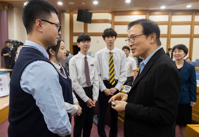▲ 임태희 경기도교육감(오른쪽)이 20일 열린 '경기·서울 학생토론회'에서 참여 학생들을 독려하고 있다. /사진제공=경기도교육청